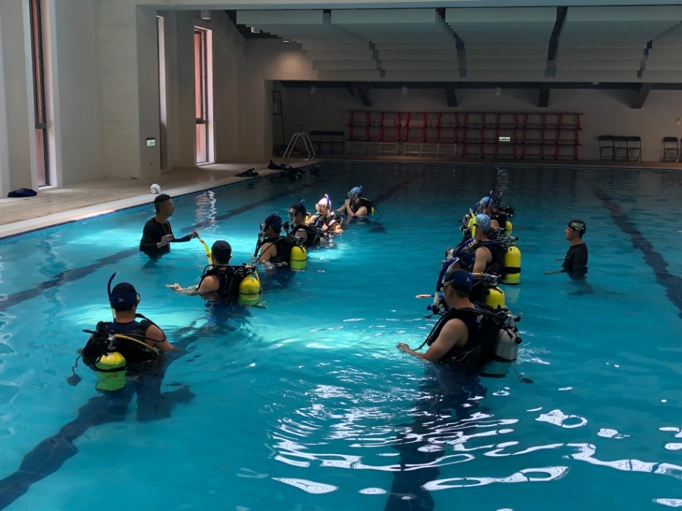 消防局辦理潛水訓練　強化水域救生戰力。(記者湖明嬛吳旻高翻攝)